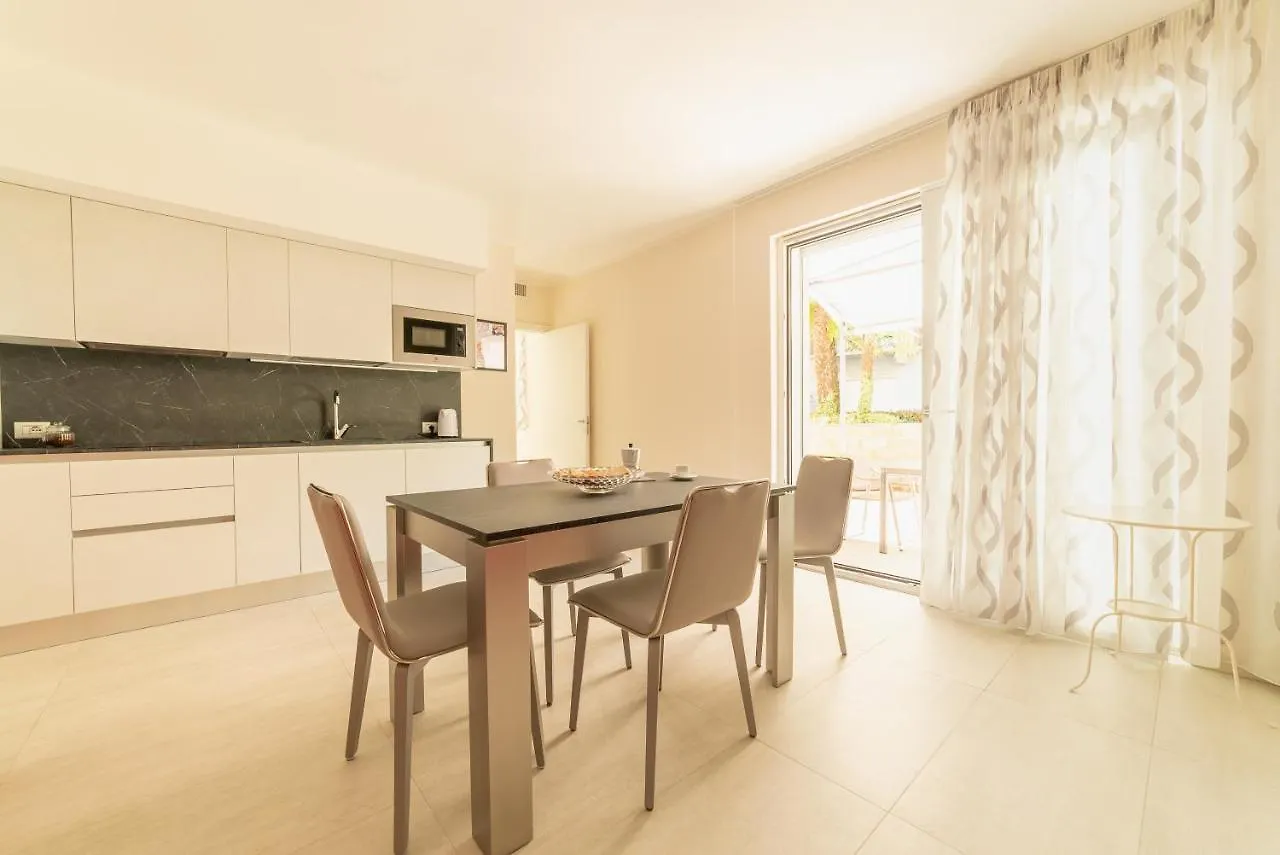 **** Hotel apartamentowy Yachting Residence Lavena Ponte Tresa Włochy